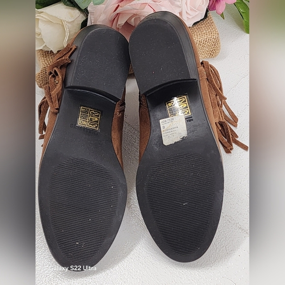 Elegant Brown Ankle Boots with Fringe - Picture 3 of 9